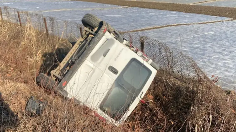 Közlekedési baleset történt Zariccsában. Egy gépkocsi az árokba borult. Fotó: Kárpátaljai Járőrszolgálat
