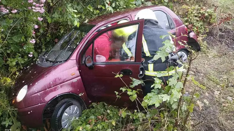 Rahón, a Kraszne Pleszo utcában történt balesetben három sérültet szállítottak kórházba. A mentők és a tűzoltók gyorsan a helyszínre érkeztek, és kiszabadították az utasokat a roncsból. Fotó: DSZNSZ