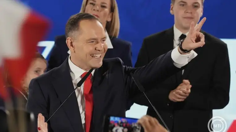 A lengyel ellenzéki Jog és Igazságosság (PiS) párt támogatásával induló elnökjelölt, Karol Nawrocki történész, a lengyel Nemzeti Emlékezet Intézete elnöke köszönti támogatóit  Varsóban 2025. június elsején. MTI/AP/Czarek Sokolowski