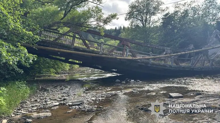 Leszakadt egy híd a Pidpolozzja és Zsdenyijevo közötti útszakaszon. Fotó: Nemzeti Rendőrség