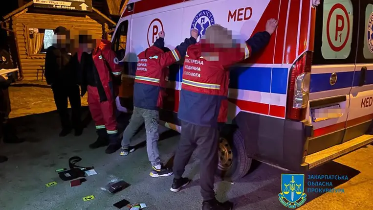 Letartóztatták azt a rendőrt Kárpátalján, aki mentőautóval segített katonaköteles férfiakat illegálisan Romániába juttatni. Fotó: Kárpátaljai Megyei Ügyészség