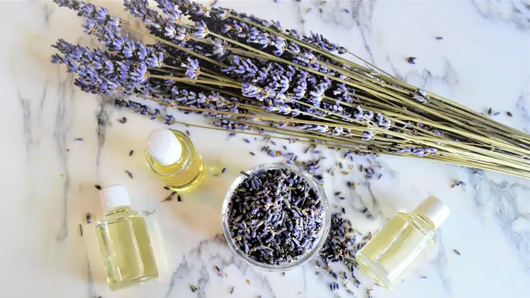 A körmök mentén felszakadó száraz bőr ellen is beválik