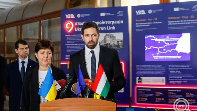 Magyar Levente, a Külgazdasági és Külügyminisztérium parlamenti államtitkára beszédet mond az első közvetlen Ungvár-Budapest-Bécs vonatjárat indulásakor Ungváron. Mellette Olekszandr Miscsenko, Ukrajna külügyminiszter-helyettese. MTI/Nemes János