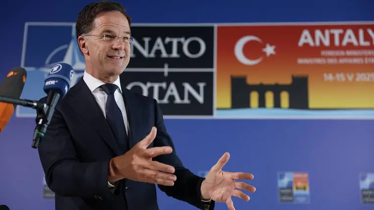 Mark Rutte NATO-fõtitkár a NATO nem hivatalos külügyminiszteri értekezletére érkezve nyilatkozik a törökországi Antalyában 2025. május 15-én. MTI/EPA/Erdem Sahin