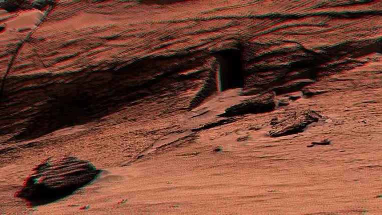 Titokzatos marsi ajtó tűnt fel a NASA felvételén 
