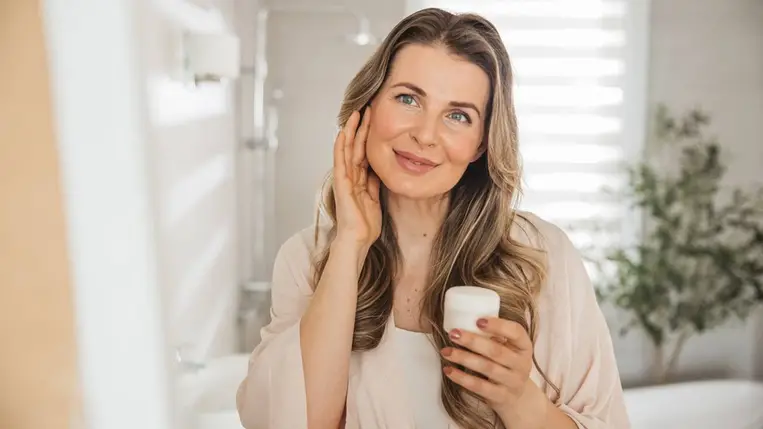 Megereszkedett, száraz bőr 40 felett? Így lehet újra feszes, hidratált és ragyogó