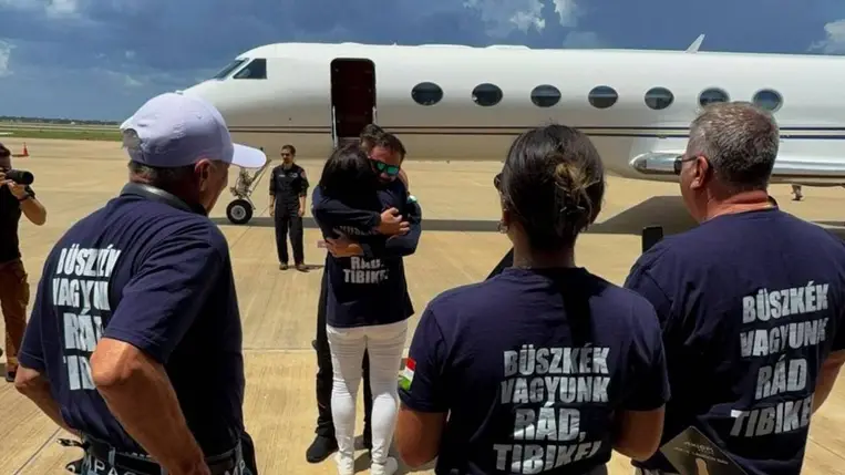 Megható pillanatok Houstonban: Kapu Tibor visszatérése után először ölelhette át szeretteit.Kiemelt kép forrása: Facebook/HUNOR – Magyar Űrhajós Program 