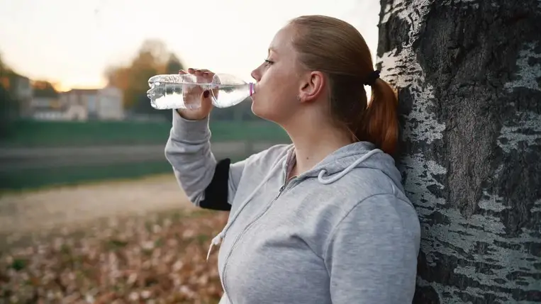 Megnézték, mit rejt a palackozott víz – a válasz rémisztőbb, mint hittük
