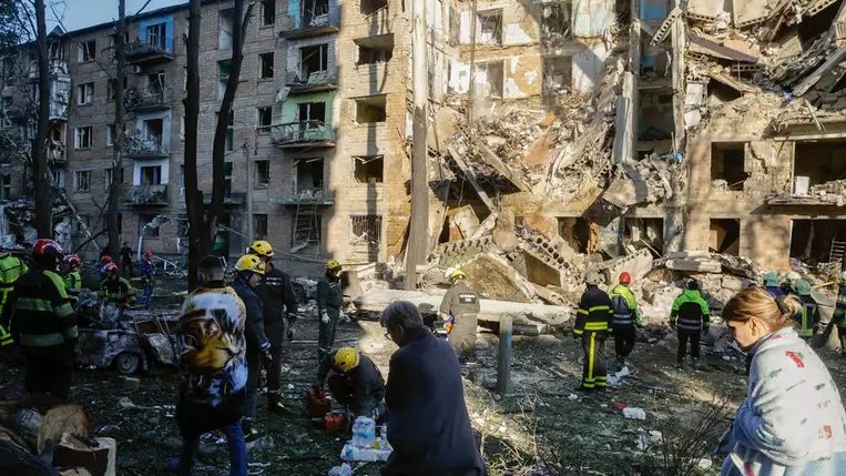 Mentőalakulatok dolgoznak egy orosz rakétacsapásban találatot kapott lakóépületnél Kijevben 2025. június 23-án. (Fotó: MTI/EPA/Szerhij Dolzsenko)