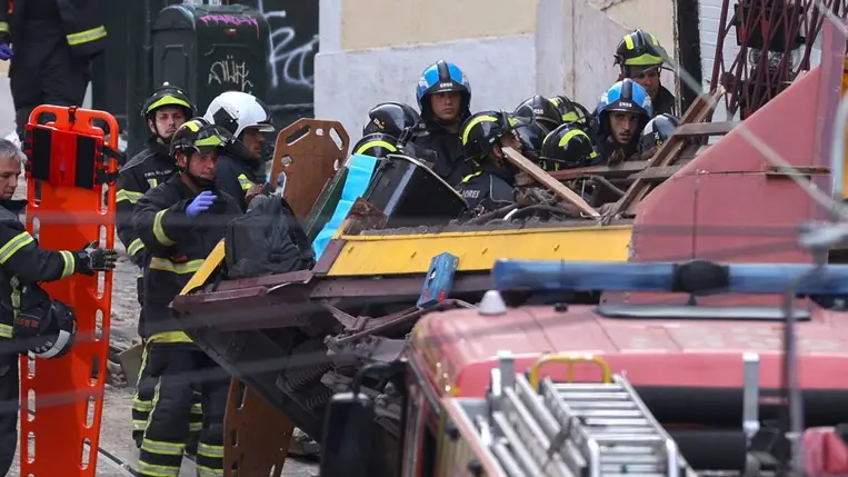 Mentők dolgoznak a helyszínen, miután kisiklott egy siklóvasút egyik kocsija a portugál főváros, Lisszabon belvárosában 2025. szeptember 3-án (Fotó: MTI/EPA/LUSA/Miguel A. Lopes)