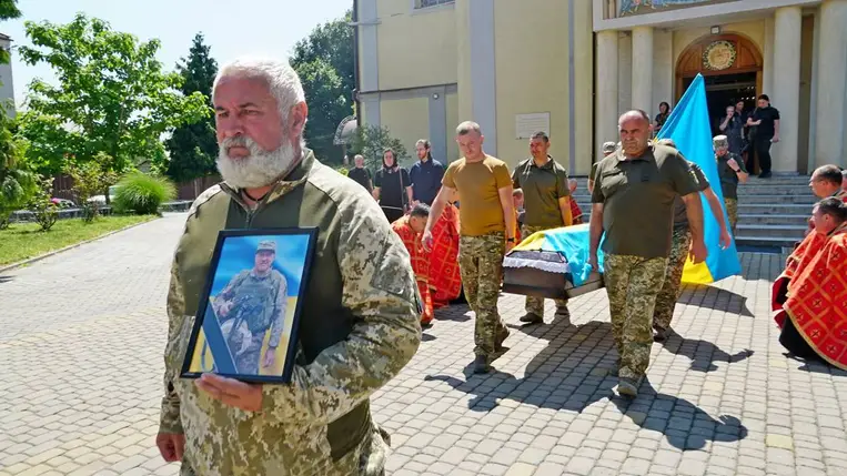 Munkácson búcsút vettek a háborúban elesett Vaszil Tarkanyijtól. Fotó: Munkácsi Városi Tanács