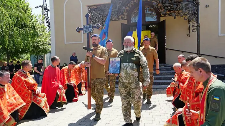 Munkácson elbúcsúztak a 20 éves hősi halált halt katonától, Denisz Bilijtől. Fotó: Munkácsi Városi Tanács