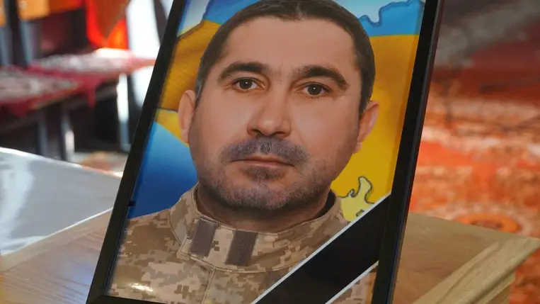 Munkácson elbúcsúztatták a hősi halált halt katonát, Mikola Szlavicsot. Fotó: Munkácsi Városi Tanács