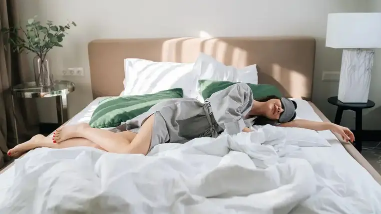 Nagyon gyakori a nyári álmatlanság. Ez a 4 egyszerű módszer segít 