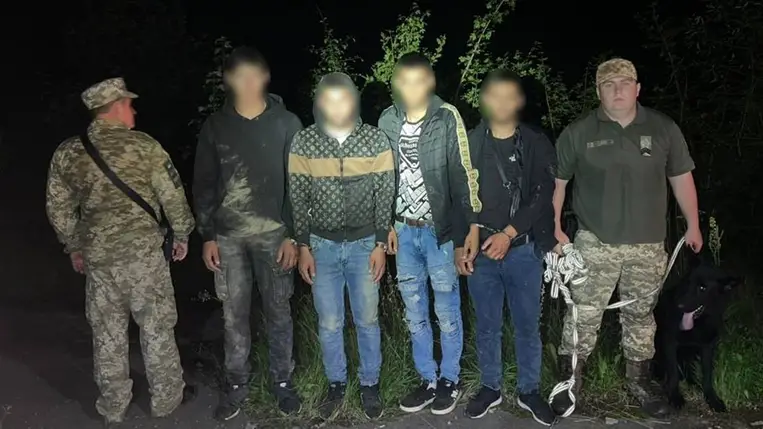 A Csapi Határőregység négy ukrán fiatalt tartóztatott fel, akik jogellenesen próbálták átlépni a szlovák határt. Közülük ketten nem először próbálkoztak. Fotó: Ukrán Állami Határőrszolgálat Nyugati Regionális Igazgatósága