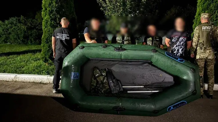 A határőrök 250 méterre a magyar határtól tartóztatták fel a hadköteles férfiakat, akik mentőmellényt viselve próbáltak meg átkelni a Tisza folyón. Fotó: Ukrán Állami Határőrszolgálat