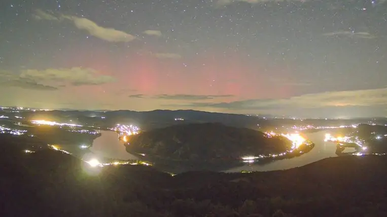 Nem mindennapi látvány: sarki fényt észleltek hétfő este Magyarországon. Kiemelt kép forrása: Időkép.