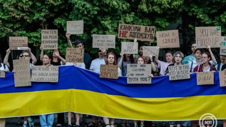 A Nemzeti Korrupcióellenes Nyomozóhivatal és a Korrupcióellenes Különleges Ügyészség függetlenségét korlátozó törvény ellen tartott demonstráció résztvevői az ungvári polgármesteri hivatal előtti Posta téren 2025. július 24-én. MTI/Nemes János