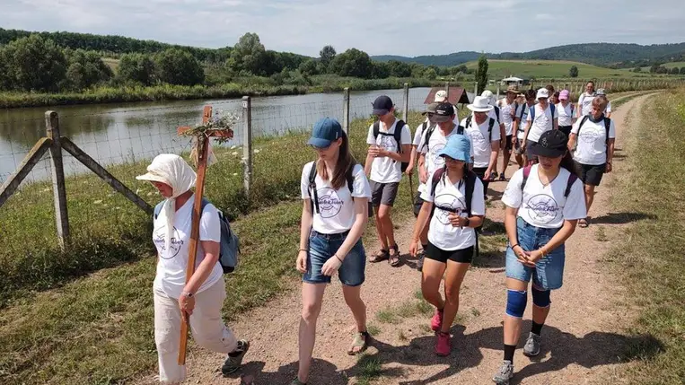 A nyáron 6000 kilométert gyalogolnak a diákok a zarándoktáborokban