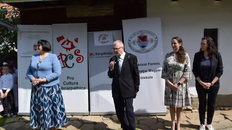 Nyitott kapu a Nagyberegi Tájházban - Májusfaállítás, kiállítás, táncház, kézműveskedés. Fotó: Kárpátinfó/ Kovács Erzsébet