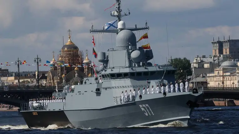 Orosz hadihajó az orosz haditengerészet napjának alkalmából tartott 2024-es szentpétervári flottadíszszemlén (Fotó: MTI/EPA/Anatolij Malcev)