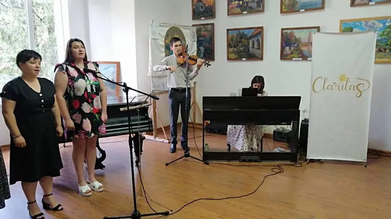 Összefogás a Petróci gyermekekért - Jótékonysági koncert a Péterfalvai Képtárban. Fotó: Valentyir-Kurica Vivien