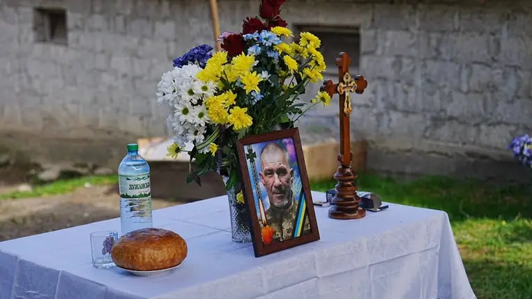 Kárpátalján végső búcsút vettek a 43 éves Ruszlan Pinzaru határőrtől. Fotó: Perecsenyi Városi Tanács