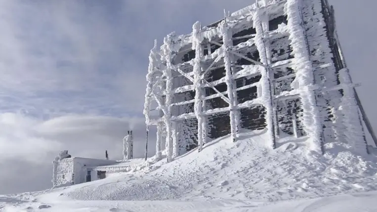 A Kárpátokban április 7-én -18 °C-ot mértek, hó esett és erős szél fújt. A Pop Iván csúcson lévő „Fehér elefánt” obszervatóriumot vastag hó és zúzmara borította be. Fotó: DSZNSZ