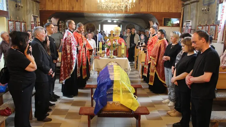 Rahón végső búcsút vettek Andrij Lehkijtől, az ukrán fegyveres erők katonájától. Fotó: Rahói Városi Tanács