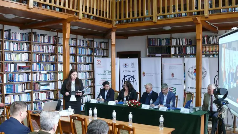  Rákóczi Főiskola: Tudományos vitadélután a könyvtárban - Kiművelt emberfők – nemzetünk erősségei. Fotó: Kárpátinfó/ Kovács Elemér