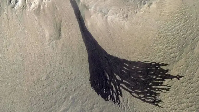 Rejtélyes sötét alakzatok százezrei jelentek meg a Marson 