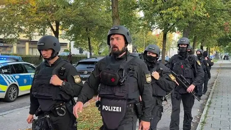 Rendőrök tartanak a robbanások helyszínére Münchenben. Fotó: Roland Freund / picture alliance via Getty Images