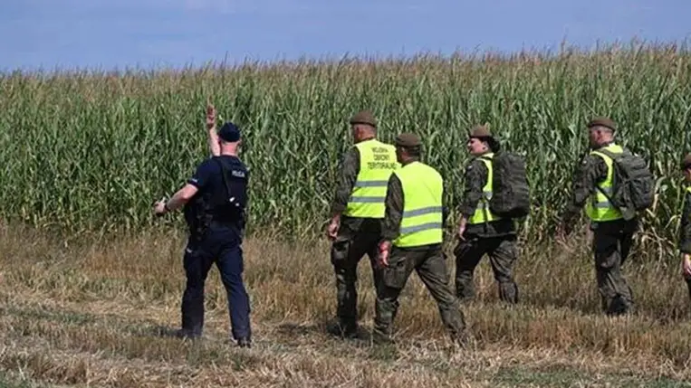 Rendőrök vizsgálják a helyszínt a kelet-lengyelországi Lublini vajdaságban fekvő Osinyben (Fotó: MTI/EPA/PAP/Wojtek Jargilo)