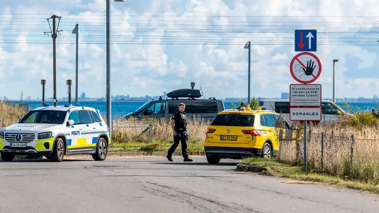 Rendőrök vizsgálják a koppenhágai repülőtér környékét az előző napi drónaktivitás miatt 2025. szeptember 23-án (Fotó: MTI/EPA/Ritzau/Steven Knap)