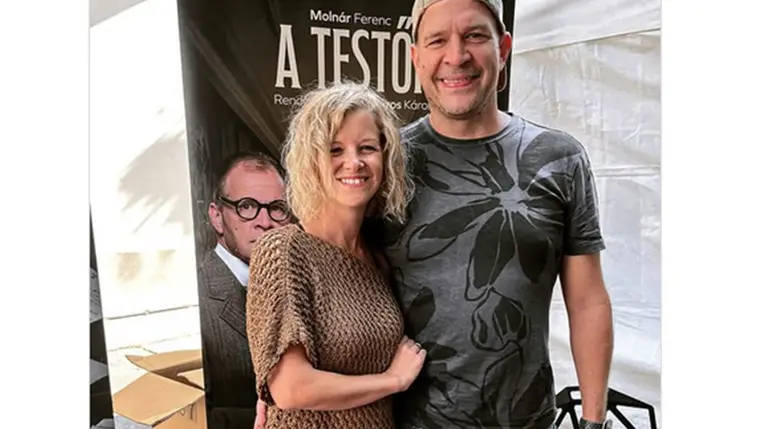 Schmied Zoltán 11 évvel fiatalabb felesége ezüst estélyiben csillogott