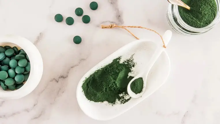 A spirulina igazi csodaszer: csökkenti az allergiát, májtisztító, koleszterin javító 