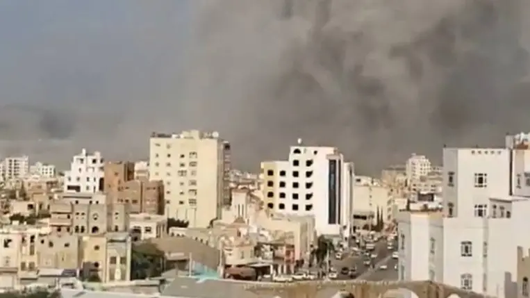 Sűrű fekete füst tör a magasba egy izraeli légicsapás után a jemeni fővárosban, Szanaában 2025. május 6-án (Fotó: MTI/EPA/Jajha Arhab)