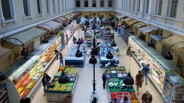 Az NTT Szociológiai Intézet 2025-ös felmérése szerint az ukránok 72,4%-a közepesnek, 21,9% szegénynek, 0,2% gazdagnak tartja családja jólétét. Fotó: RBC-Ukrajna