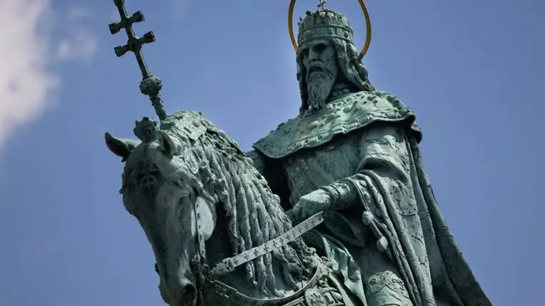 Szent István király lovasszobra a budai várnegyedben, a Mátyás-templom mellett (Fotó: hirado.hu / Horváth Péter Gyula)