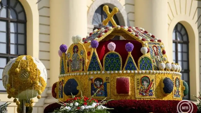 A Szent Korona nevű virágkocsi a debreceni virágkarneválon az államalapítás és államalapító Szent István király ünnepén, 2024. augusztus 20-án. MTI/Czeglédi Zsolt