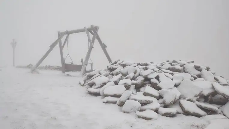 Szeptember 29-én a Kárpátokban leesett a hó. A Píp Ivan csúcson -3 fok volt, erős szél fújt, a turisták számára veszélyes körülmények alakultak ki. Fotó: facebook.com/vasyl.fitsak