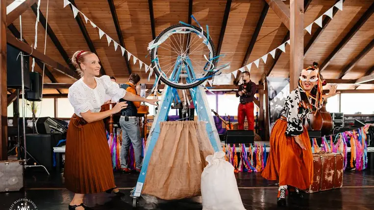 Színes programkavalkád a népművészet jegyében - A Hagyományok Háza Folkudvara Gyergyóban. Fotó: Gábor Levente, Erdélyi Hagyományok Háza