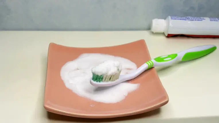 Szódabikarbóna fogfehérítésre és rossz lehet ellen: tényleg hatásos?