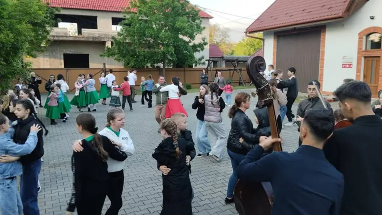 A táncház napja Mezőváriban - Tánctanulás, kézműveskedés, népzenei koncert. Fotó: Kárpátinfó/ Kovács Erzsébet 