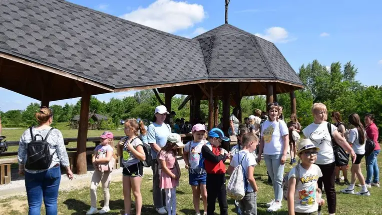 Tartalmas időtöltés a csomai Árpád Vezér Látogatóközpontban és Lovardában - Lovaglás, íjászkodás, játék és állatsimogatás. Fotó: Kárpátinfó/ Kovács Erzsébet