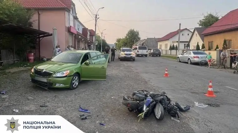 A Técsői járásban történt balesetben egy 11 éves fiú robogójával összeütközött egy gépkocsival, a rendőrség büntetőeljárást indított. Fotó: Ukrán Nemzeti Rendőrség