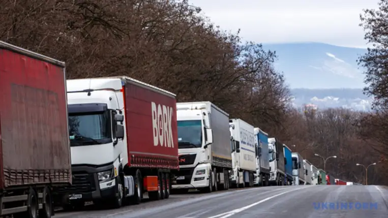 A legnagyobb határátkelőkön külön regisztrációt vezetnek be az eCserha alkalmazásban az üres kamionok számára