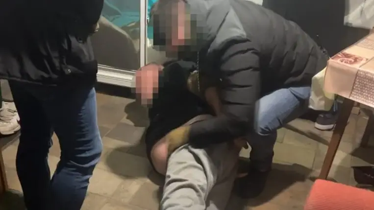  A Terrorelhárítási Központ (TEK) felvétele a 47 éves M. László elfogásáról, aki 9 és 11 éves kislányokat erőszakolhatott meg, 1995-ben pedig lefejezett egy 12 éves kisfiút (Fotó: YouTube/PoliceHungary)