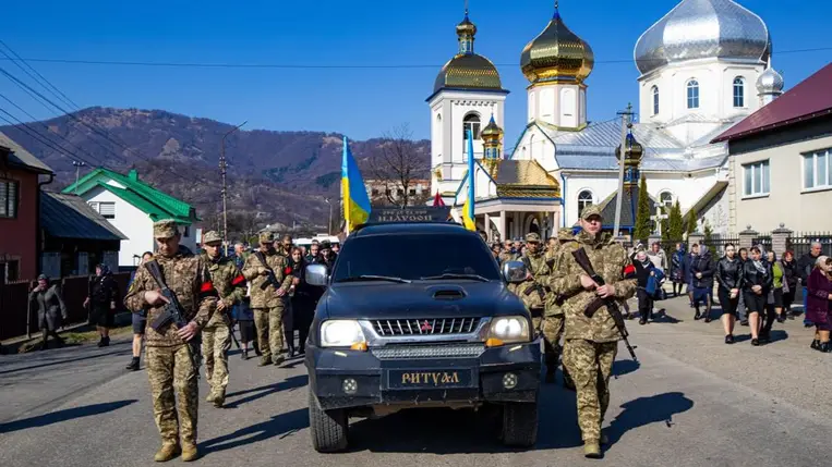 Kárpátalján végső búcsút vettek a fronton elesett Ivan Mahula védőtől (Dubove/Dombó, Técsői járás). Fotó: Dombói kistérség/Facebook