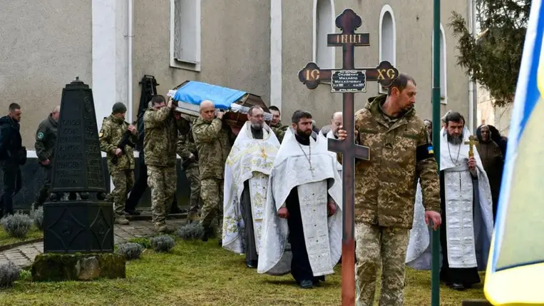 Kárpátalján végső búcsút vettek 39 éves Mihajlo Szkubenics védőtől. Fotó: Turjaremetei (Turja-Remeta) Községi Tanács